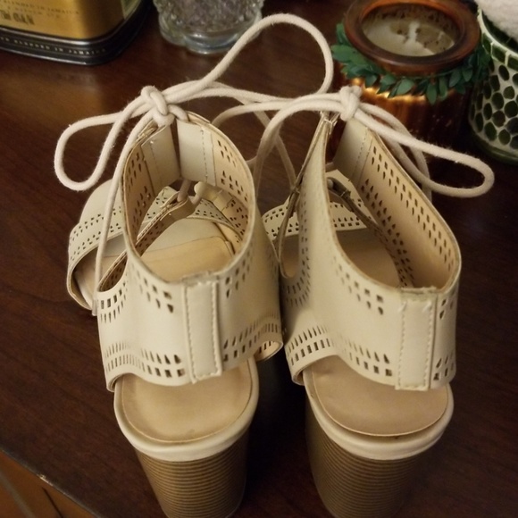 Cute cream heeled sandals - Picture 8 of 8